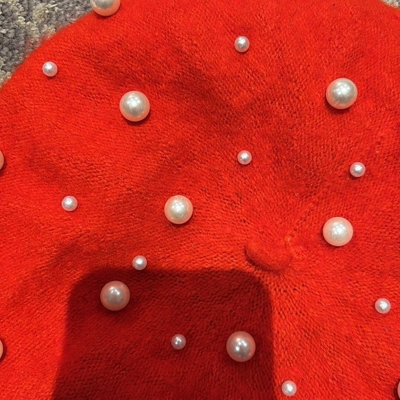 RED BERET hat with various sized pearls - Picture 2 of 4